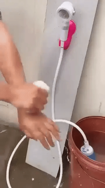 Slank AquaPulse bærbar bruser med justerbar dyse. Perfekt til optimal udendørs rengøring og badning.