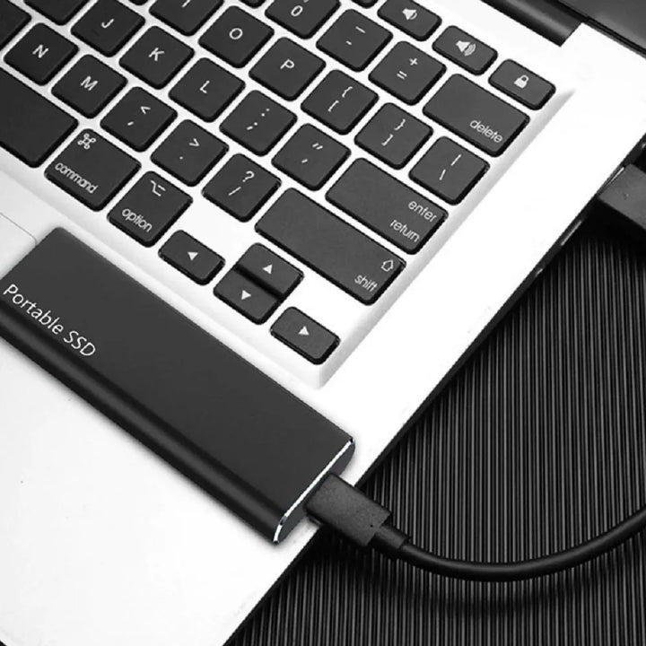 Kompakt, bærbar 4TB SSD harddisk. Nem at tage med, ideel til datalagring og backup på farten.