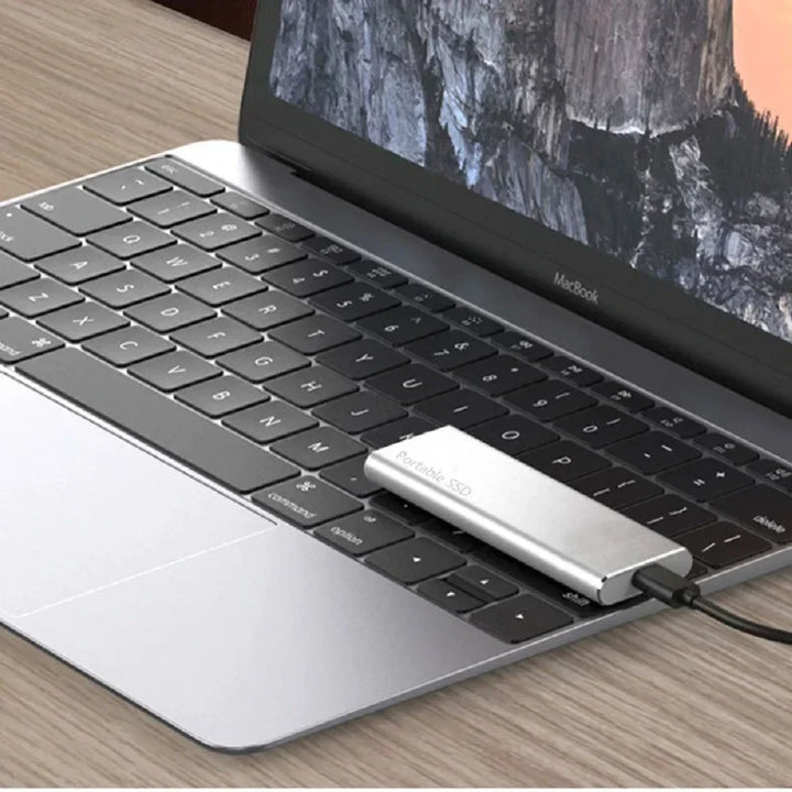 Stor lagerplads med 4TB ekstern SSD harddisk. Sikker og hurtig løsning for alle dine data, film og billeder.