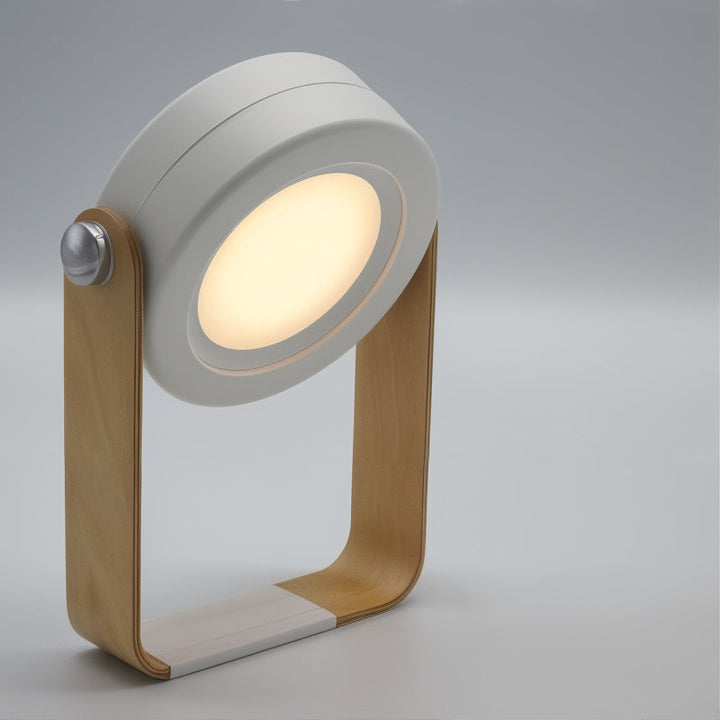 Elegant bordlampe i nordisk design. Dæmpbar LED-lampe med bærbar og trådløs funktion via USB-opladning.
