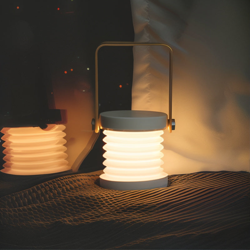 Moderne bærbar LED-bordlampe med trådløs frihed. Dæmpbar og genopladelig via USB for alsidig belysning.
