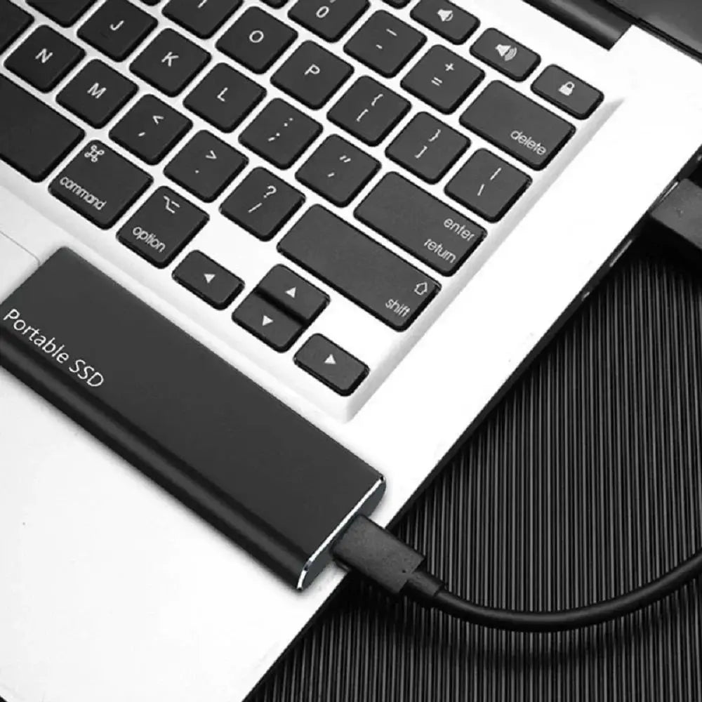 Ekstern solid state drive i robust aluminium. Optimeret for hurtig dataopbevaring og backup.