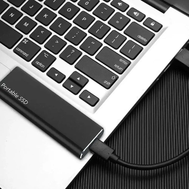 Ekstern solid state drive i robust aluminium. Optimeret for hurtig dataopbevaring og backup.