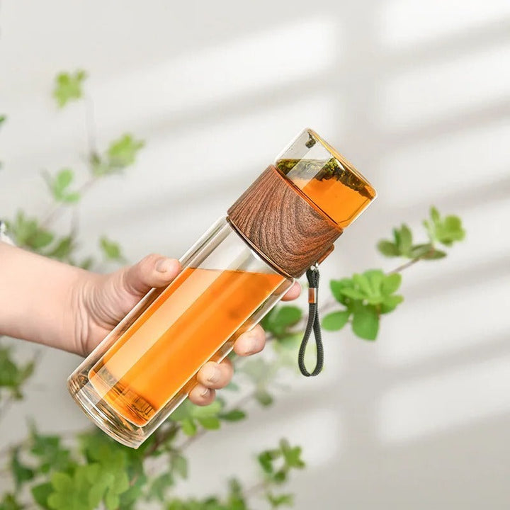 Bærbar termokande med indbygget teinfuser, perfekt til varm og kold te på farten.