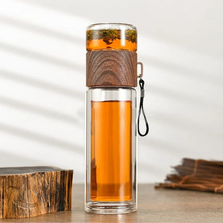 Elegant bærbar termokande med teinfuser, ideel til pendling, kontor eller udendørs aktiviteter. Holder drikke varme/kolde.