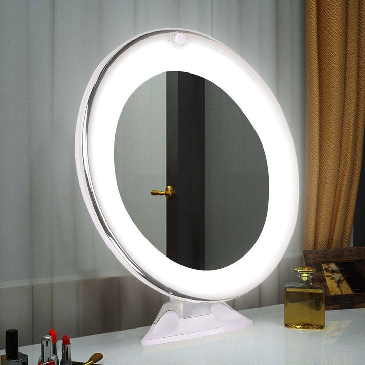 Nærbillede af 10x forstørrelses makeupspejl med klart LED-lys. Essentielt for præcis sminke og skønhedspleje.