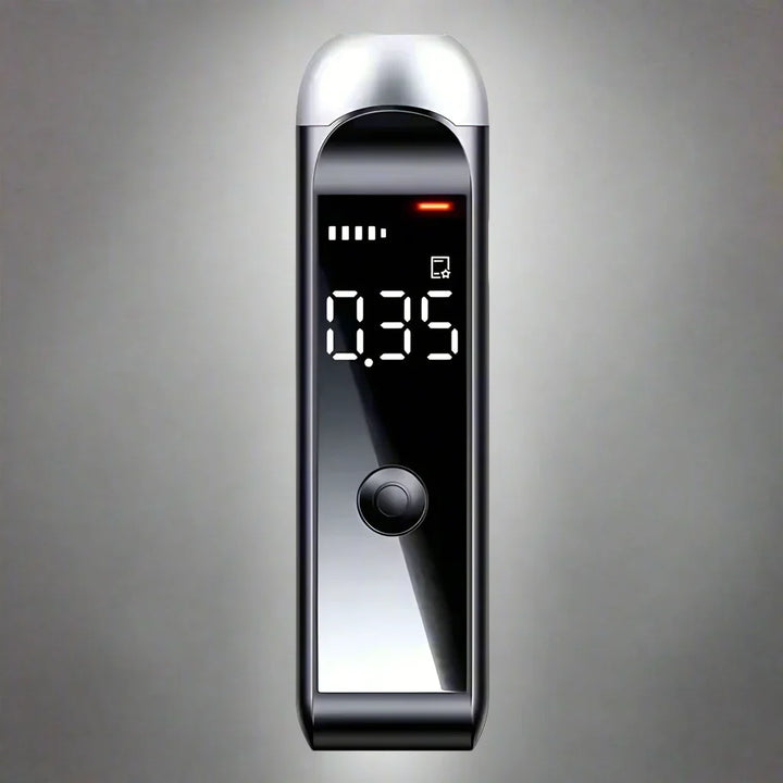 Sikkerhedstest: Digitalt alkometer måler alkoholniveau før kørsel, essentiel for bil.