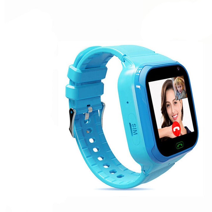 Børne GPS smartwatch i blåt, der viser realtidslokation og SOS alarm funktion for øget sikkerhed.