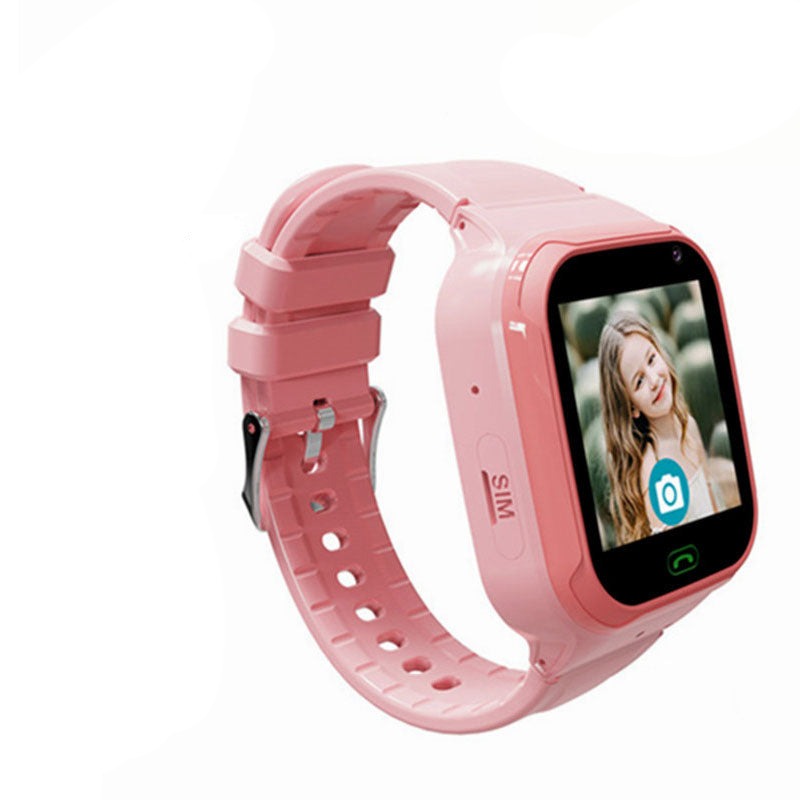Nærbillede af et sort børne smartwatch med GPS på et barns håndled, komfortabelt design til hverdagsbrug.