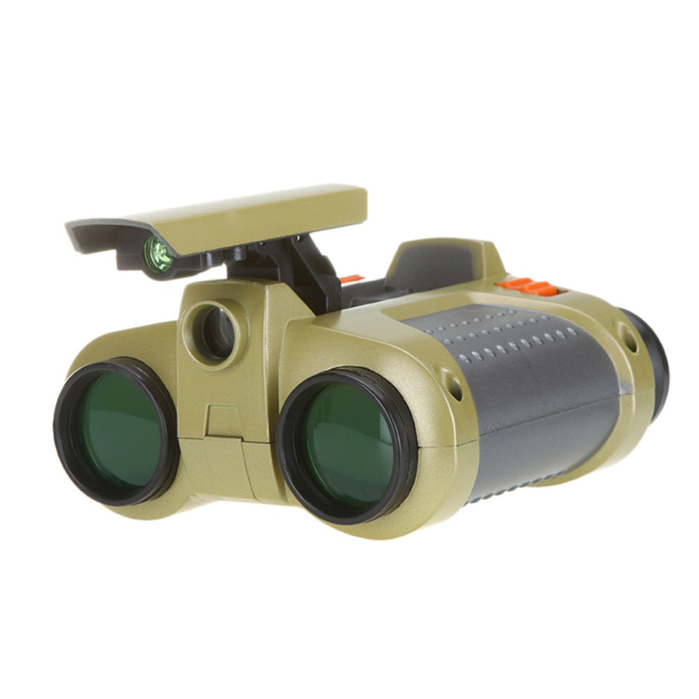 Et barn ser gennem en børne natkikkert. Spændende legetøj til læring og udforskning af nattens mysterier.