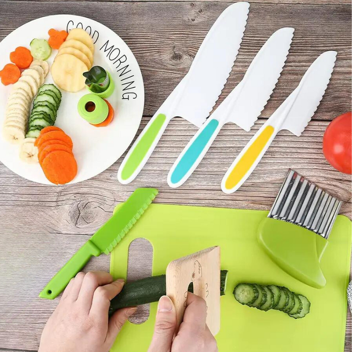 Børns MiniChef Pro køkkensæt til børn med sikkert udstyr. Perfekt til læring og rolleleg i legekøkkenet.