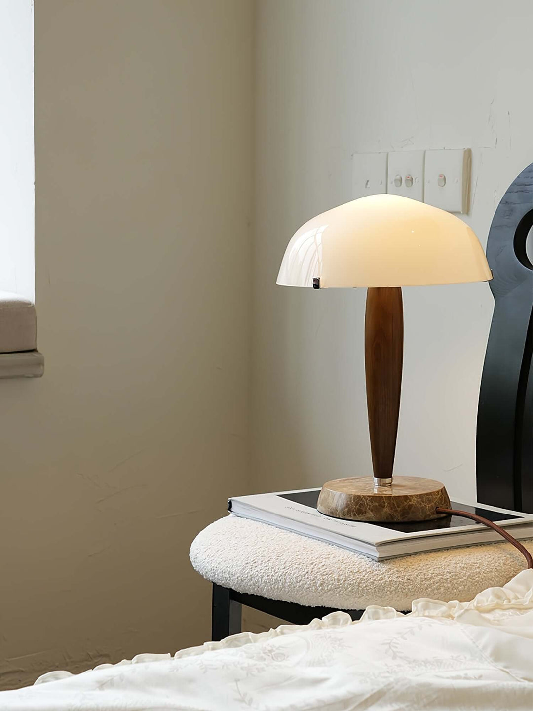 Elegant Bordlampe i Valnød & Marmor