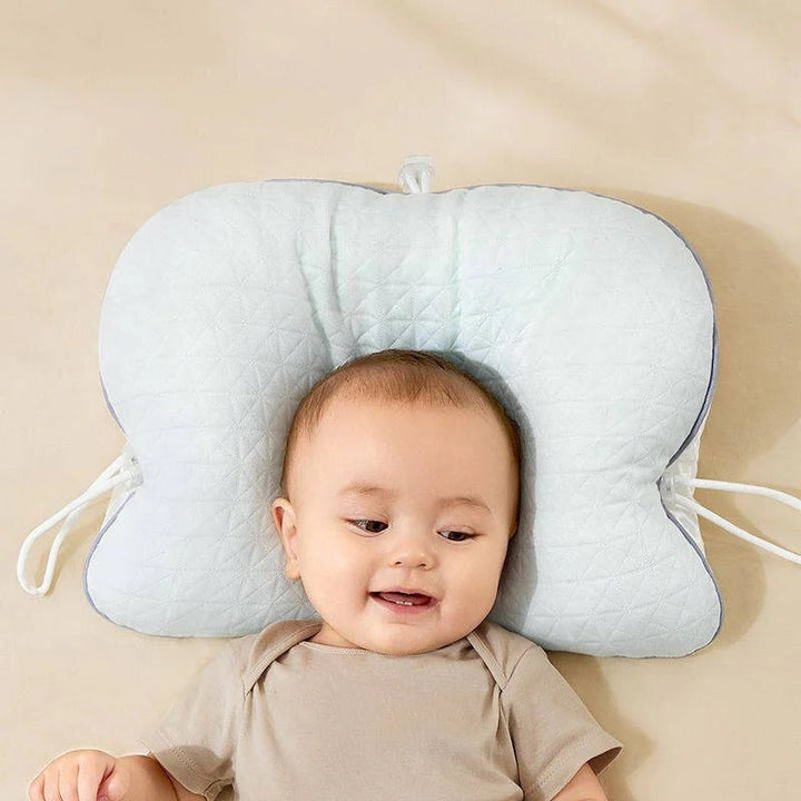 Detalje af baby pude. Speciel udformning støtter nyfødtes hoved og fremmer en rund hovedform for komfort.