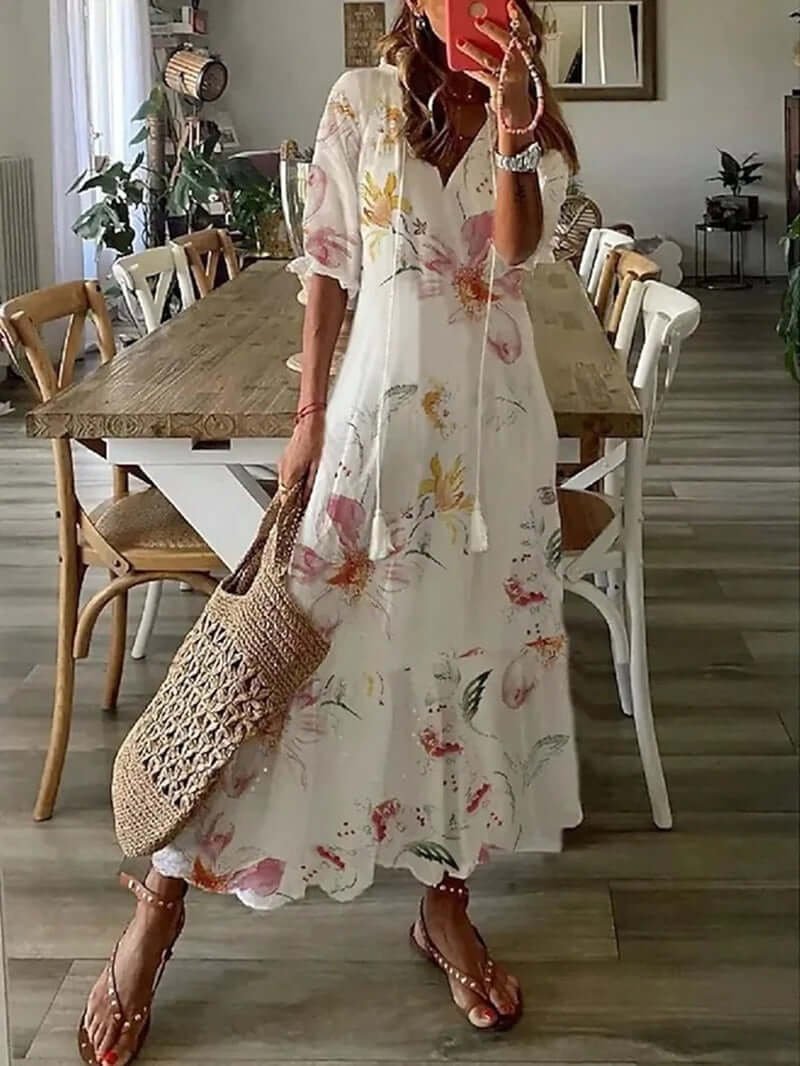 "Beige bohemian maxi kjole med V-udskæring, løs pasform og boho-mønster, perfekt til sommer og strandture."
