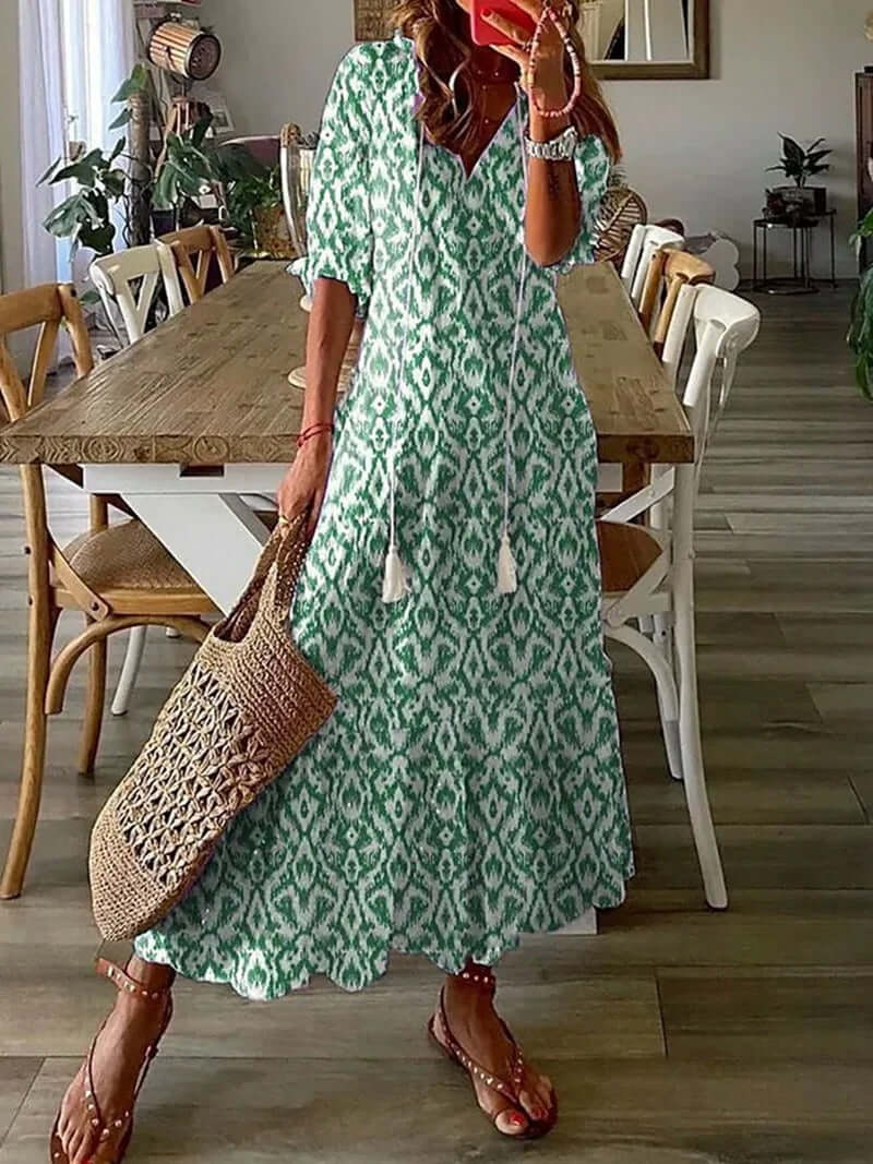 "Beige bohemian maxi kjole med V-udskæring, løs pasform og boho-mønster, perfekt til sommer og strandture."