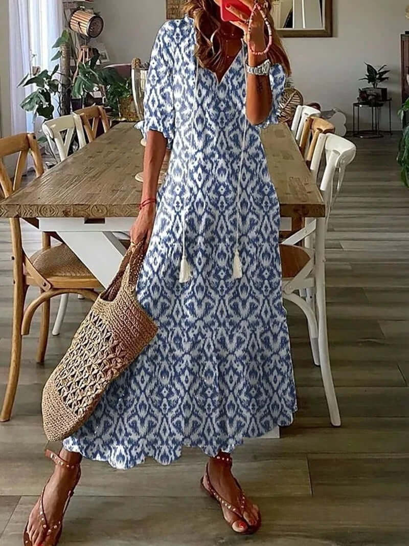 "Beige bohemian maxi kjole med V-udskæring, løs pasform og boho-mønster, perfekt til sommer og strandture."