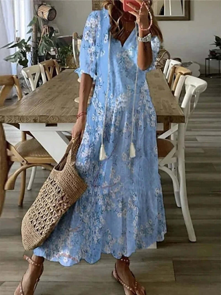"Beige bohemian maxi kjole med V-udskæring, løs pasform og boho-mønster, perfekt til sommer og strandture."