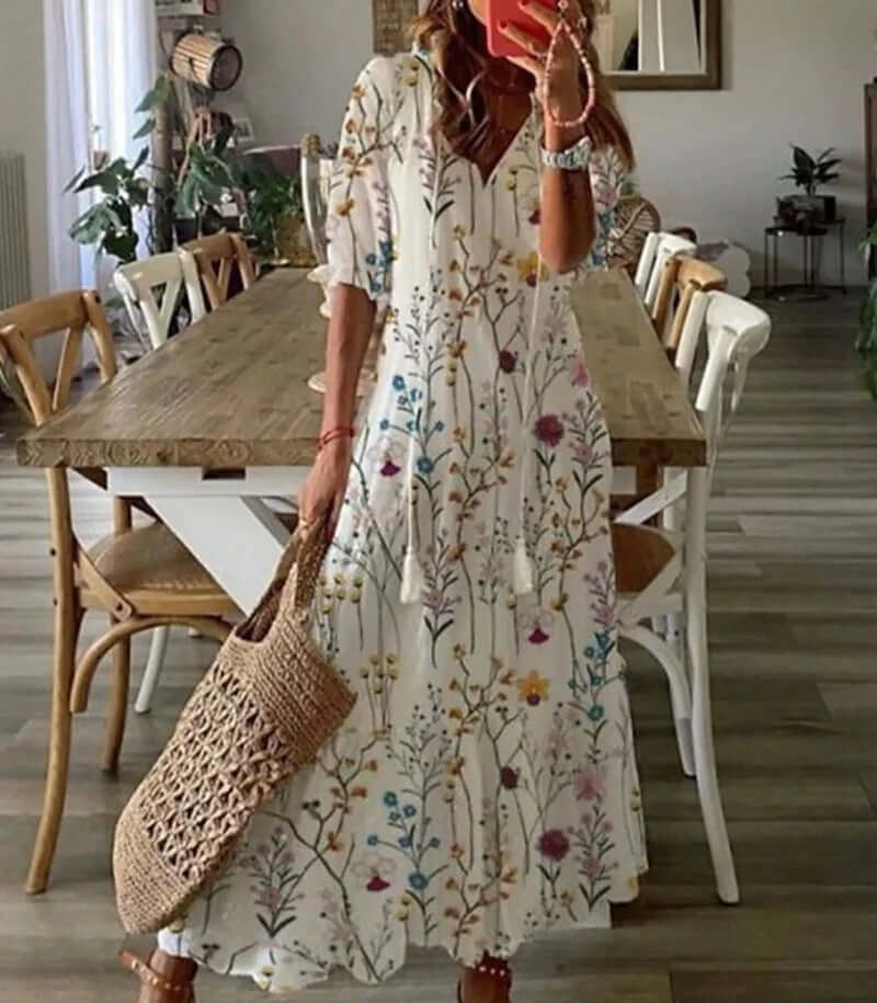 "Beige bohemian maxi kjole med V-udskæring, løs pasform og boho-mønster, perfekt til sommer og strandture."