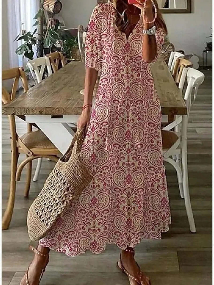"Beige bohemian maxi kjole med V-udskæring, løs pasform og boho-mønster, perfekt til sommer og strandture."