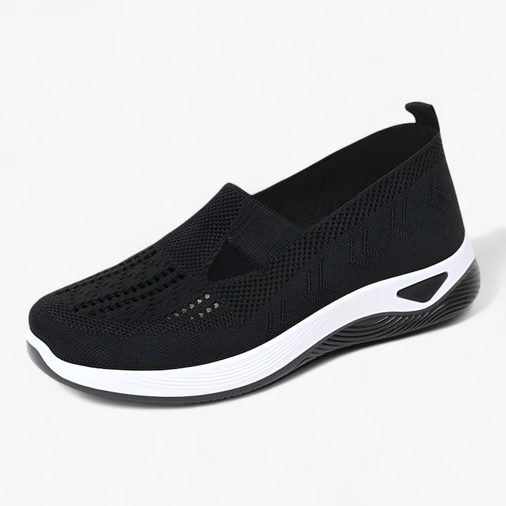 "Beige Clare slip-on sko for kvinder, let og støddæmpende med polstret sål, åndbart materiale, perfekt til dagligt brug."