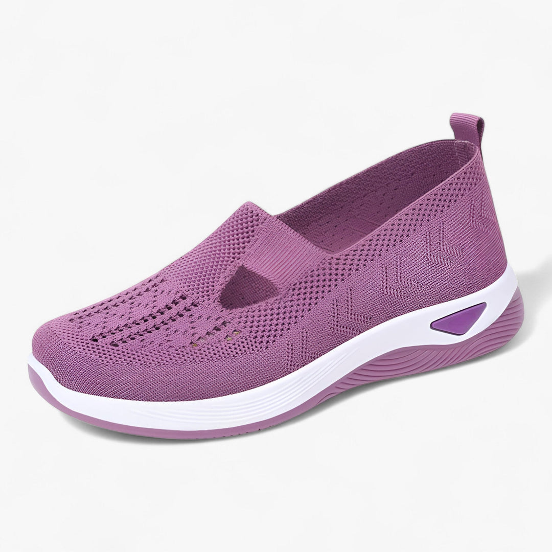 "Beige Clare slip-on sko for kvinder, let og støddæmpende med polstret sål, åndbart materiale, perfekt til dagligt brug."