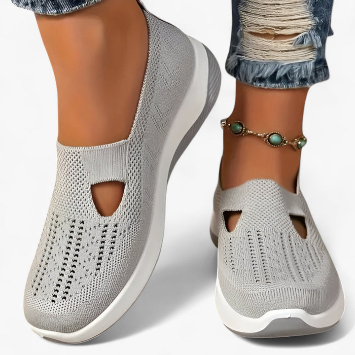 "Beige Clare slip-on sko for kvinder, let og støddæmpende med polstret sål, åndbart materiale, perfekt til dagligt brug."