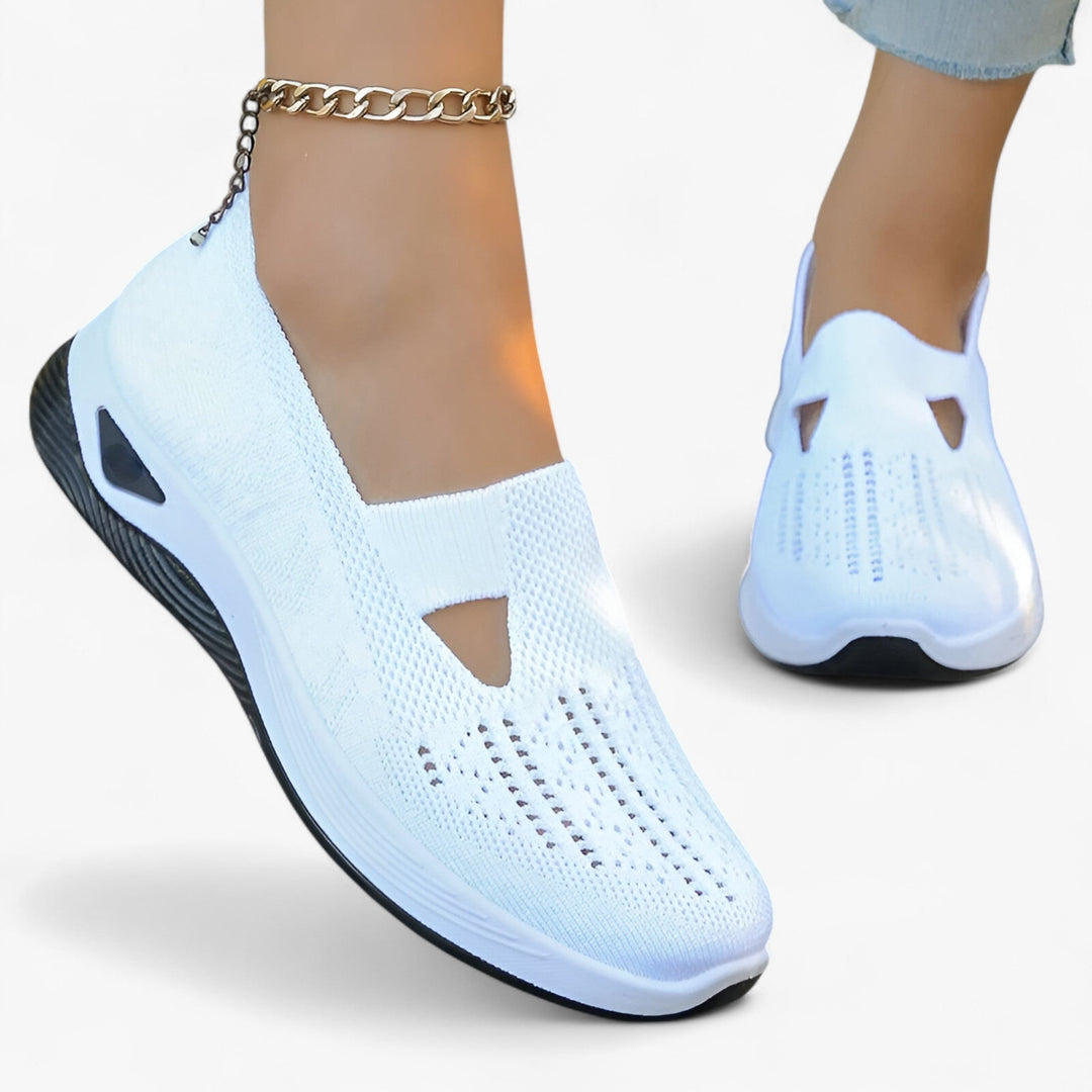 "Beige Clare slip-on sko for kvinder, let og støddæmpende med polstret sål, åndbart materiale, perfekt til dagligt brug."