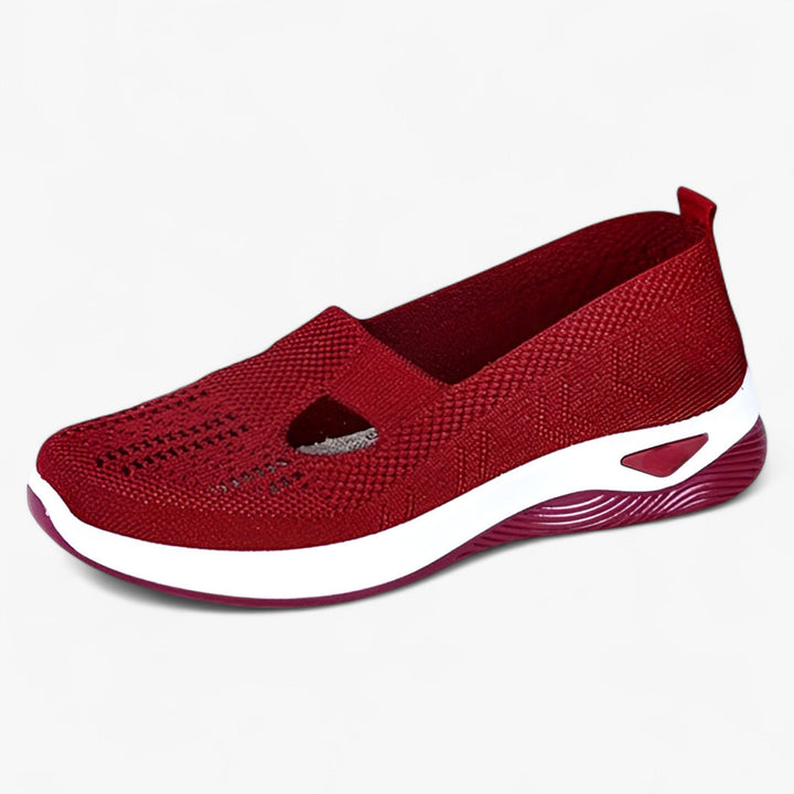 "Beige Clare slip-on sko for kvinder, let og støddæmpende med polstret sål, åndbart materiale, perfekt til dagligt brug."