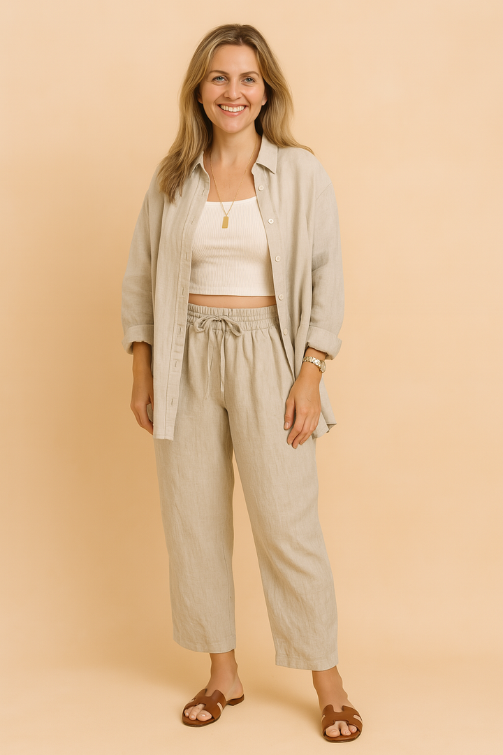 Beige, komfortabelt todelt loungewear sæt til kvinder i hør-look. Perfekt til afslappet hverdag.