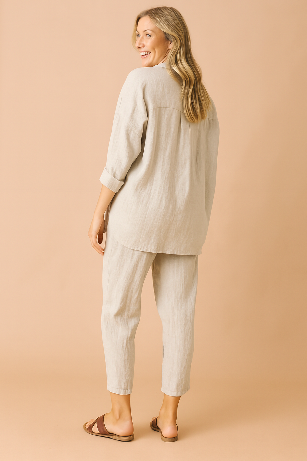 Stilfuldt minimalistisk hverdagssæt i beige til kvinder. Afslappet hør-look, ideel til forår/sommer, også i store størrelser.