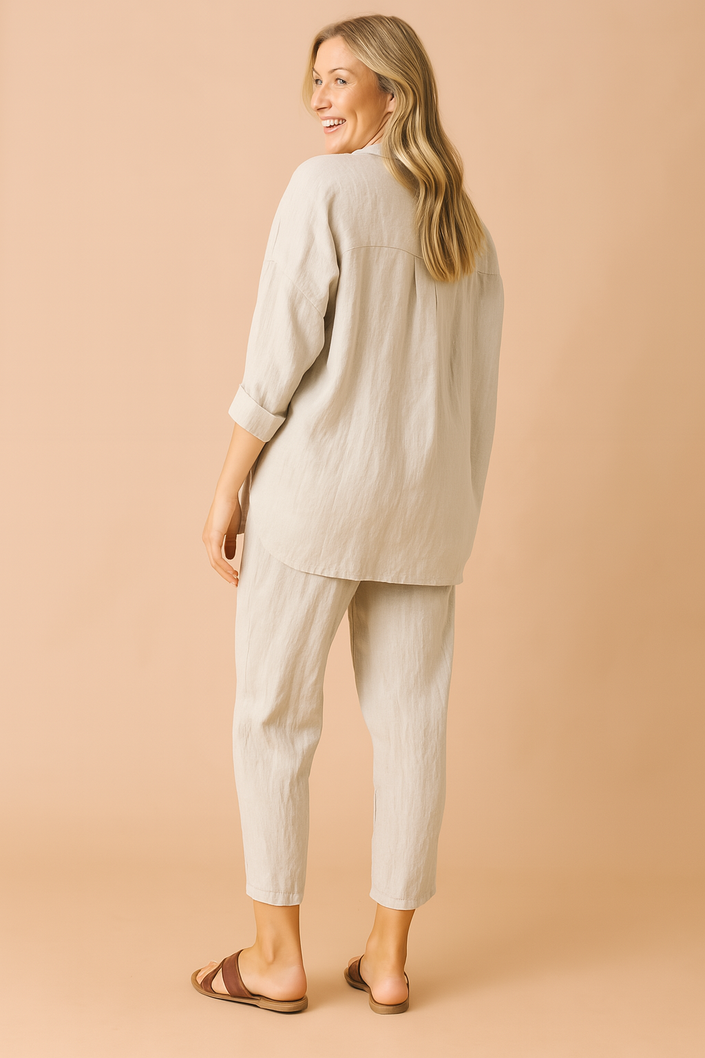 Stilfuldt minimalistisk hverdagssæt i beige til kvinder. Afslappet hør-look, ideel til forår/sommer, også i store størrelser.