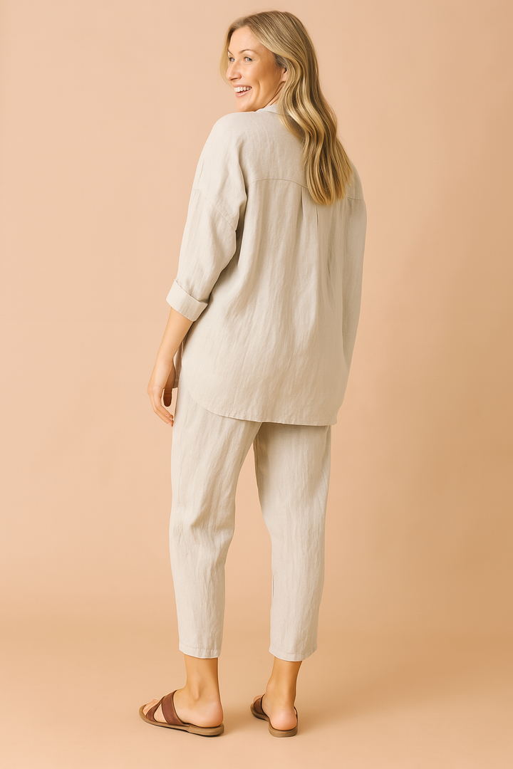 Stilfuldt minimalistisk hverdagssæt i beige til kvinder. Afslappet hør-look, ideel til forår/sommer, også i store størrelser.