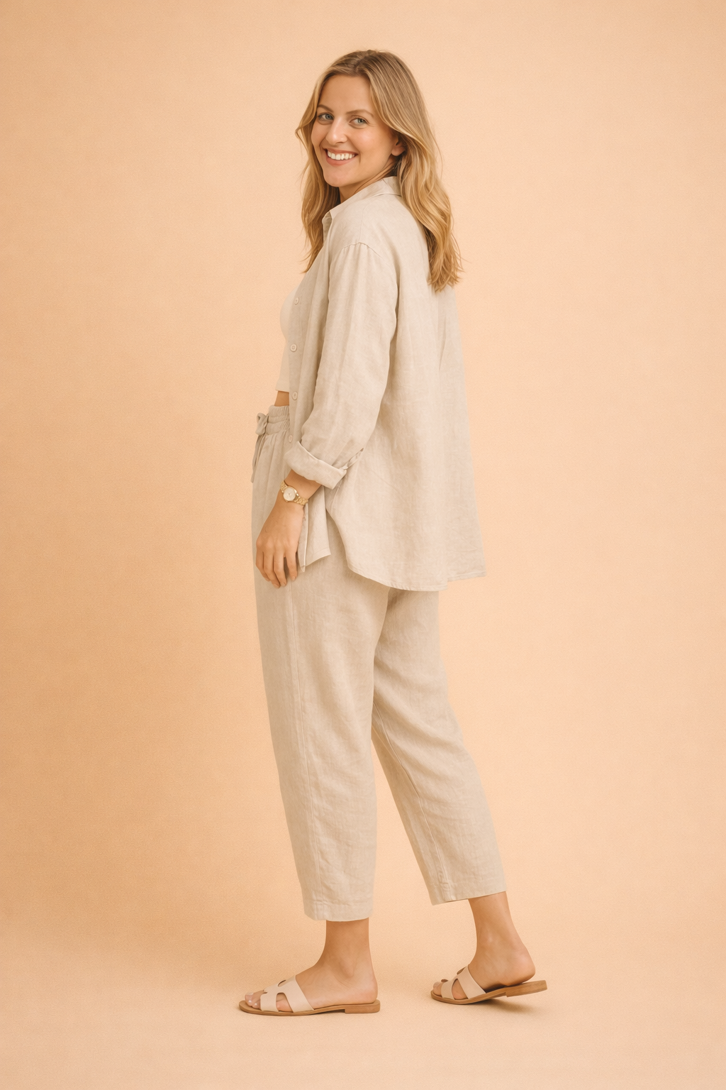 Beige kvindesæt med hør-look. Utrolig komfortabelt og stilfuldt loungewear, perfekt til varme sommerdage.
