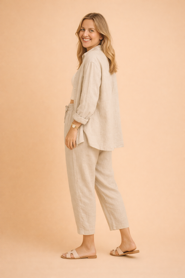 Beige kvindesæt med hør-look. Utrolig komfortabelt og stilfuldt loungewear, perfekt til varme sommerdage.