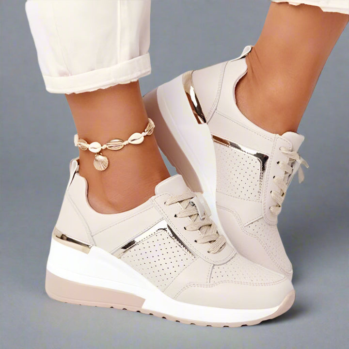Beige og hvide dame platform sneakers til kvinder. Komfortable, stilfulde hverdagssko med letvægtsdesign.