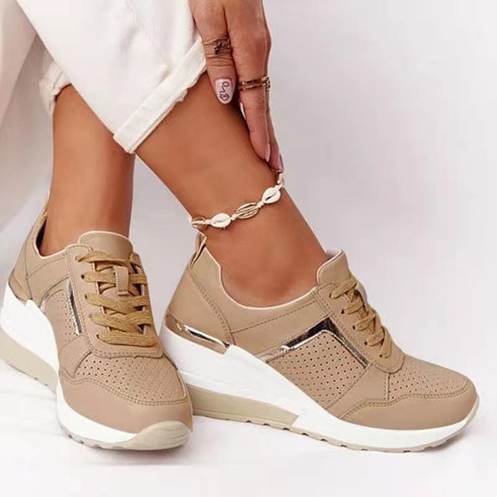 Komfortable hvide og beige damesko. Stilfulde platform sneakers, ideelle som letvægts hverdagssko for kvinder.
