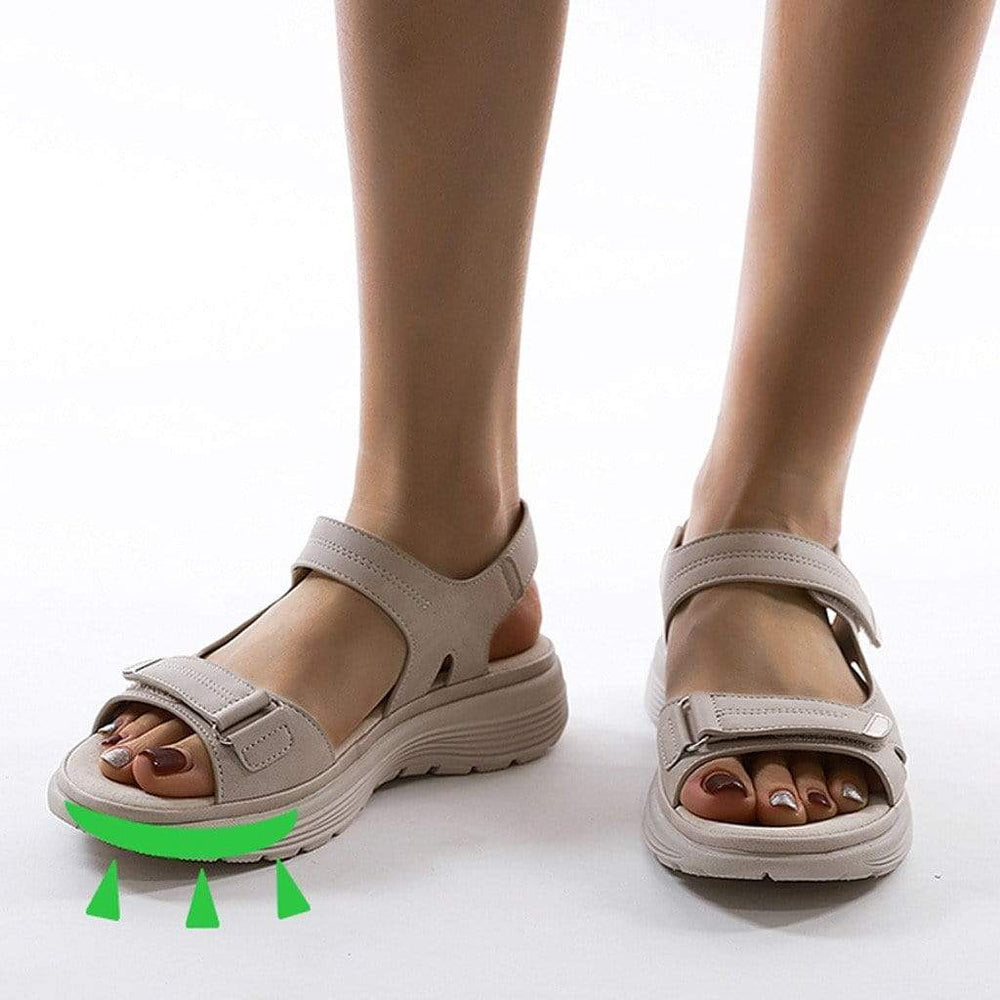 "Beige ortopædiske damesandaler med ergonomisk design og justerbare velcro-stropper for komfort og støtte."