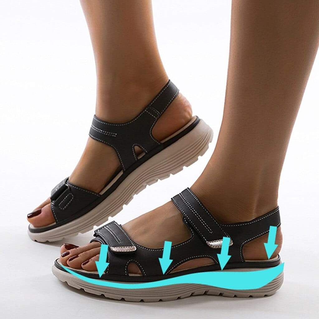 "Beige ortopædiske damesandaler med ergonomisk design og justerbare velcro-stropper for komfort og støtte."