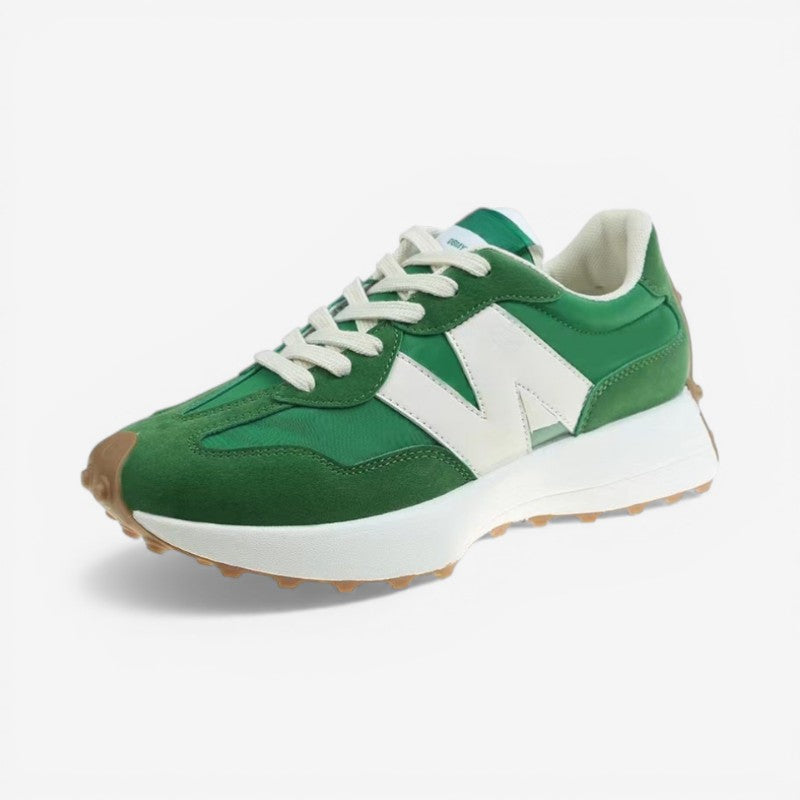 Beige skridsikre damesneakers med spids snude og snørebånd. Komfortabel og stilfuld hverdagssko.