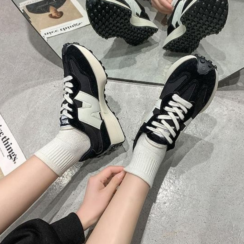 Gå-venlige blå damesneakers med skridsikker ydersål, spids tå og snørebånd. Perfekt til aktive dage.