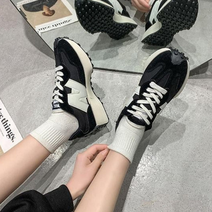 Gå-venlige blå damesneakers med skridsikker ydersål, spids tå og snørebånd. Perfekt til aktive dage.