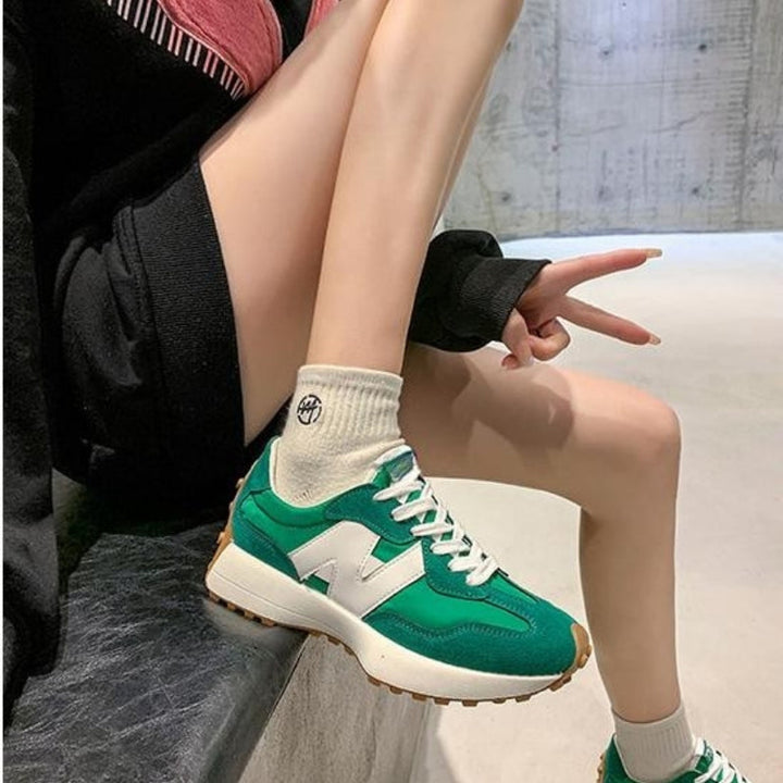 Røde skridsikre damesneakers med spids tå og snørebånd. Moderne og komfortabelt fodtøj til kvinder.