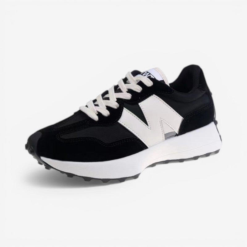 Detaljebillede af beige damesneakers: Spids snude og matchende snørebånd, viser kvalitet og design.