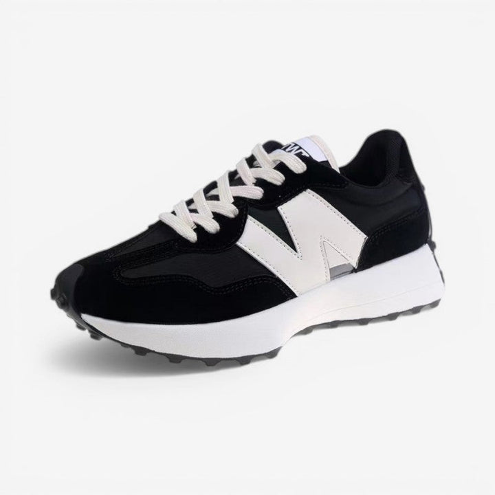 Detaljebillede af beige damesneakers: Spids snude og matchende snørebånd, viser kvalitet og design.