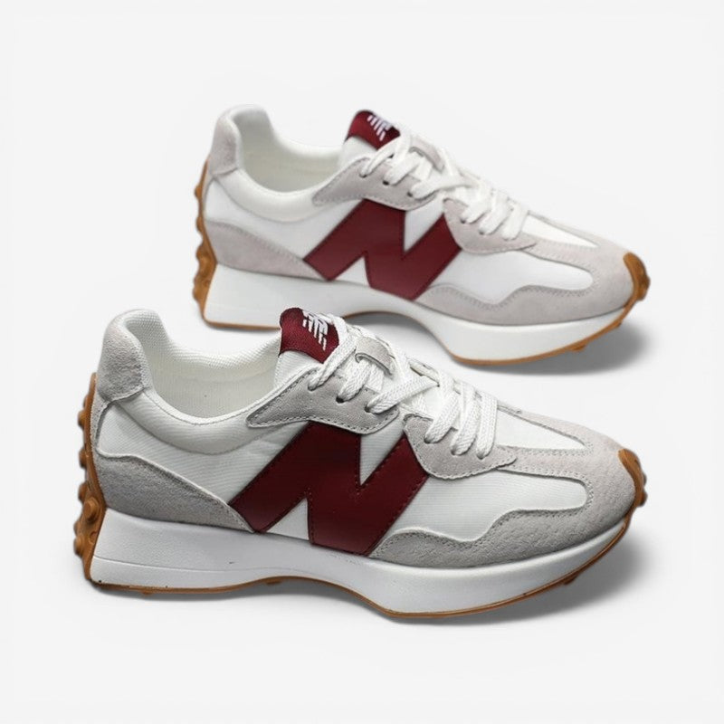 Topbillede af røde sneakers, der viser spids snude og snørebånd. Letvægts og justerbar pasform.
