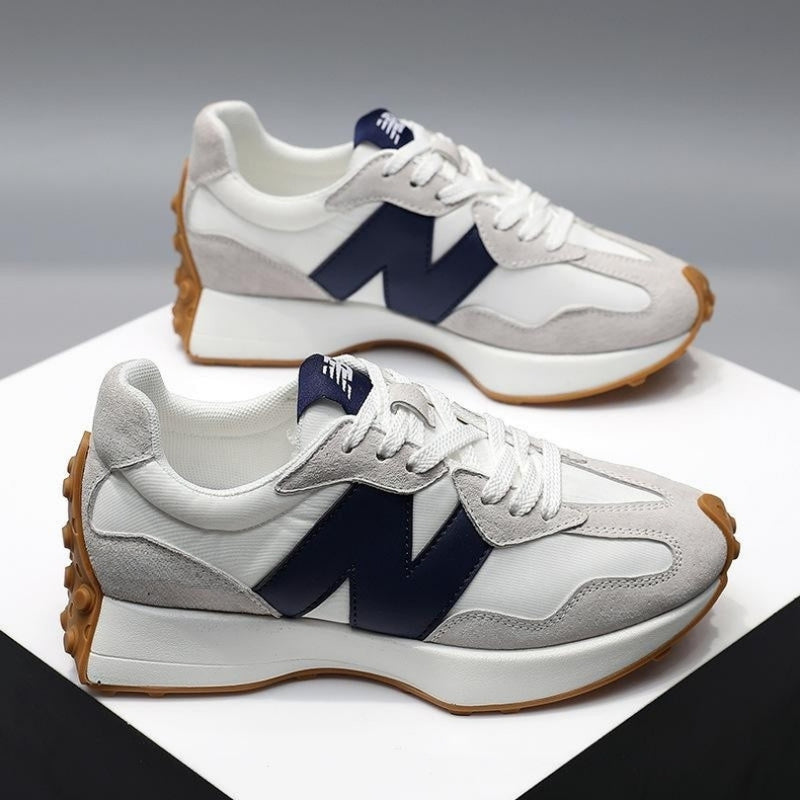 Komfortable beige damesneakers med skridsikker sål. Spids tå og snørebånd for en stilfuld hverdag.