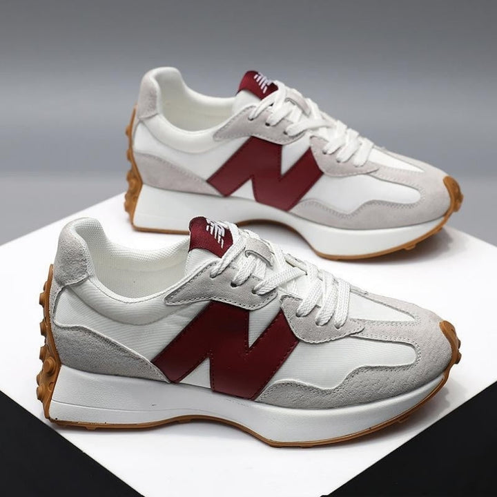 Moderne blå damesneakers med spids tå og snørebånd. Letvægt og åndbart materiale for optimal komfort.