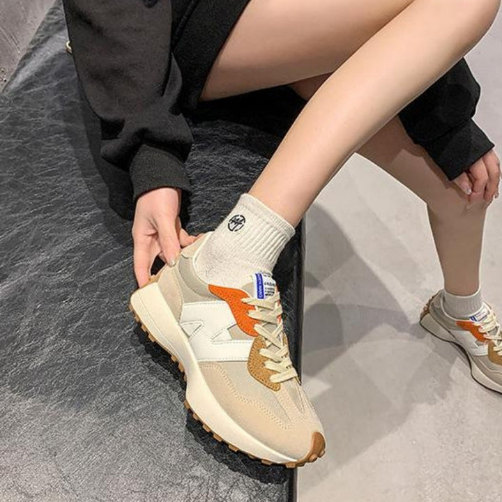 Beige damesneakers, skridsikre og stilfulde. Spids snude og justerbare snørebånd giver komfort.