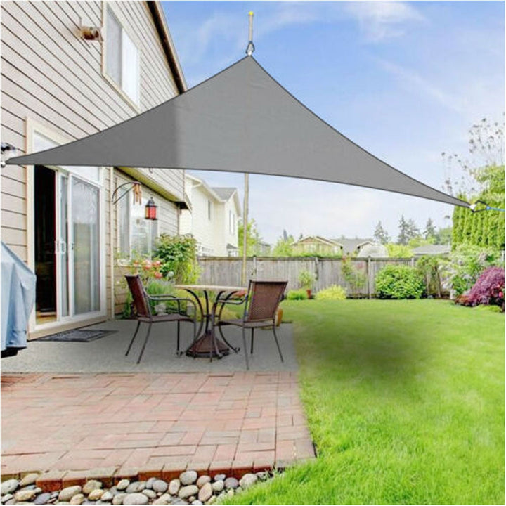 "Beige skyggetelt til terrassen med UV-beskyttelse, minimalistisk design og vandafvisende materiale, perfekt til haven."