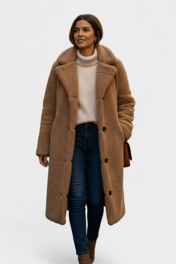 Beige teddyjakke til kvinder. Blød, varm damejakke i luksuriøs og komfortabel stil.